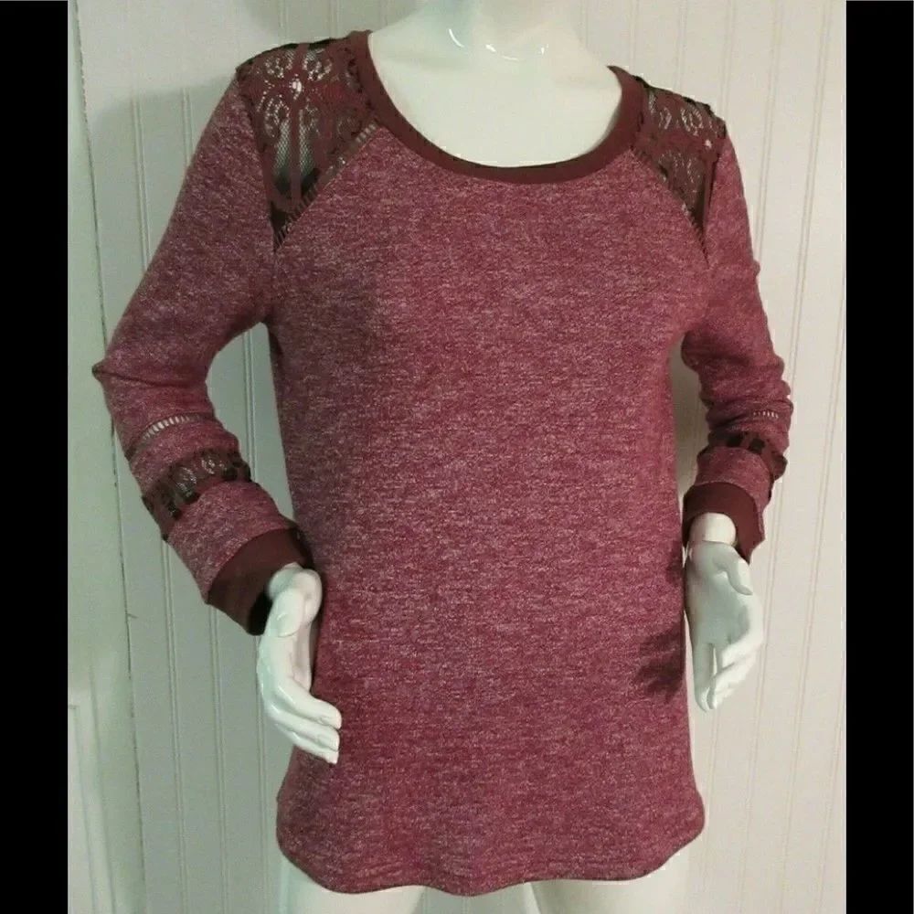 Hazel top lace accents on sleeves sz Med